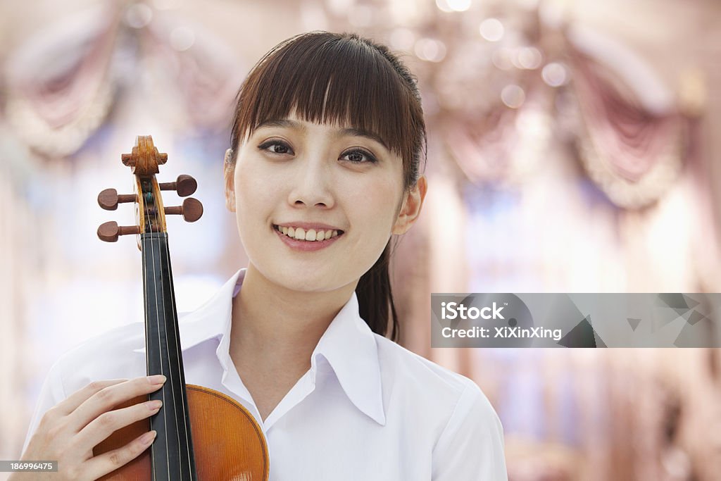 Junge Frau mit Geige - Lizenzfrei 20-24 Jahre Stock-Foto