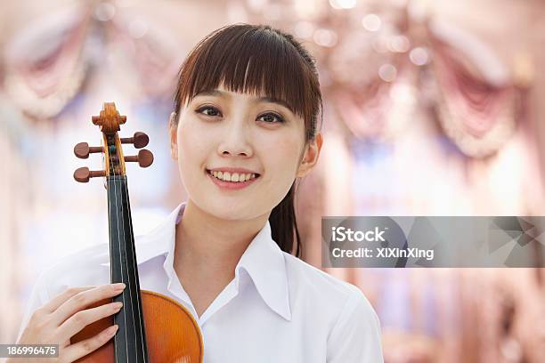 若い女性がバイオリンを演奏 - 1人のストックフォトや画像を多数ご用意 - 1人, 20-24歳, よそいきの服