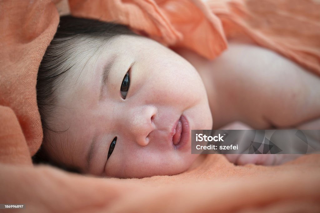 Neugeborenes asiatische baby Mädchen wach - Lizenzfrei Asiatischer und Indischer Abstammung Stock-Foto