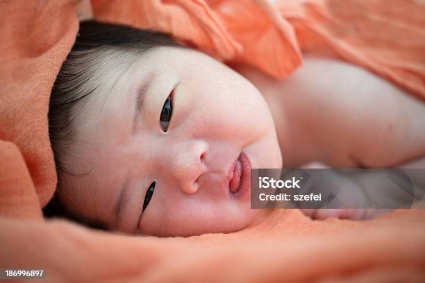 Neonato Bambino Asiatico Ragazza Sveglia - Fotografie stock e altre immagini di Accogliente - Accogliente, Affettuoso, Ambientazione interna