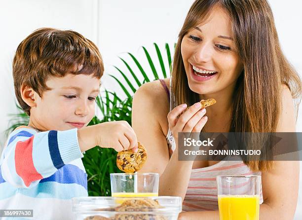 Mutter Und Sohn Mit Frühstück Stockfoto und mehr Bilder von Alleinerzieherin - Alleinerzieherin, Attraktive Frau, Ein Elternteil