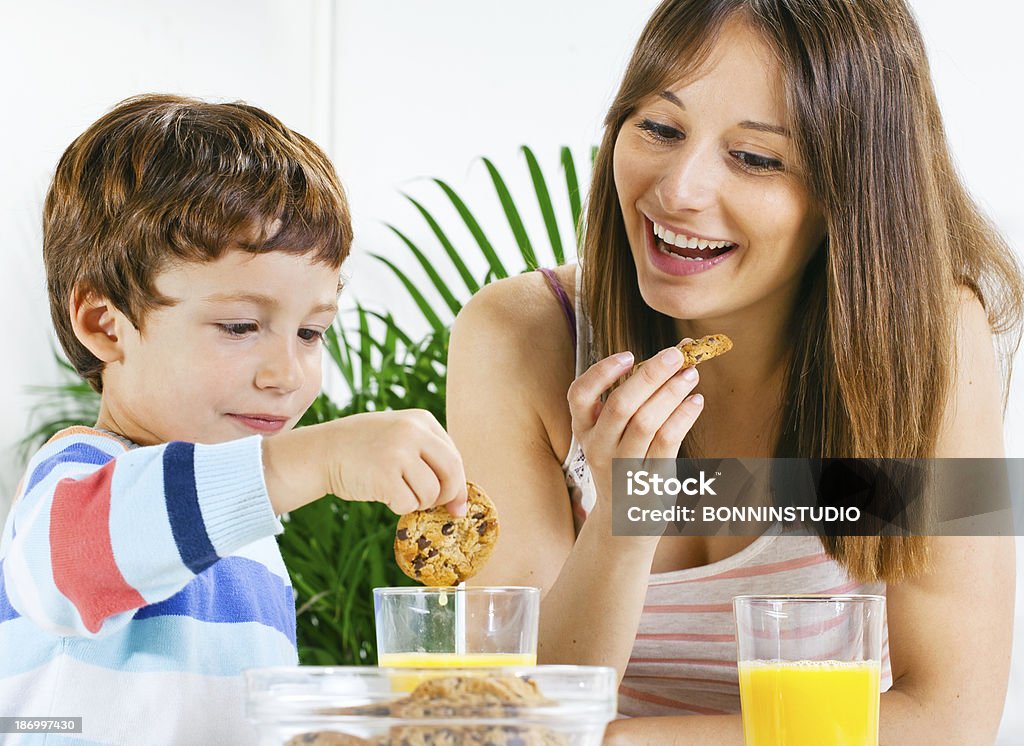 Mère et son petit-déjeuner. - Photo de Adulte libre de droits