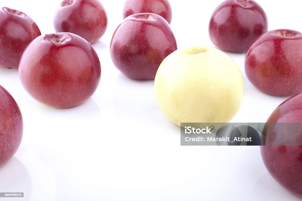 Pommes jaunes dans le groupe de pommes rouges - Photo de Agriculture libre de droits