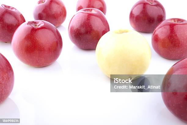 Foto de Maçã Verde Entre O Grupo De Maçãs Vermelhas e mais fotos de stock de Abundância - Abundância, Agricultura, Amarelo