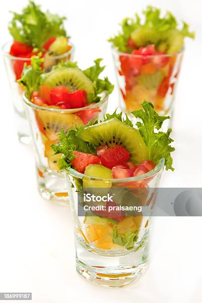 Ensalada De Frutas Frescas En Gafas Foto de stock y más banco de imágenes de Alimento - Alimento, Carambola, Colorido