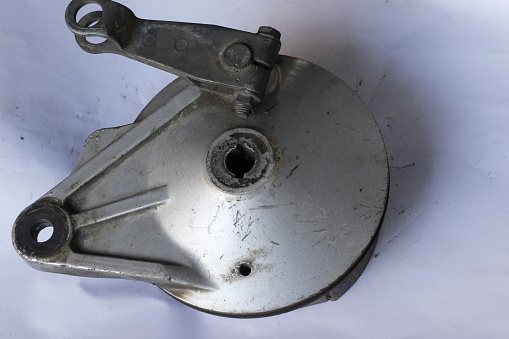 Cover the rear brake of the motorbike, where the motorbike brake lining is