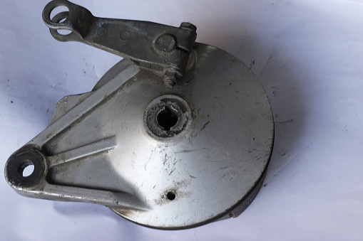 Cover the rear brake of the motorbike, where the motorbike brake lining is
