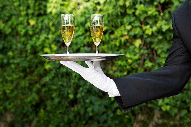 servicio de mayordomo - waiter butler champagne tray fotografías e imágenes de stock