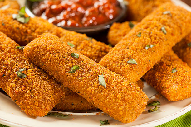 palitos de muçarela fritos caseiros - mozzarella stick appetizer fried - fotografias e filmes do acervo