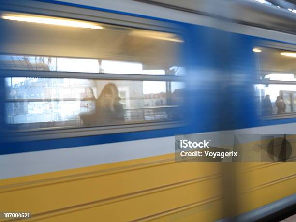 Movimento Offuscata Treno Della Metropolitana - Fotografie stock e altre immagini di Affari - Affari, Aspettare, Carrello