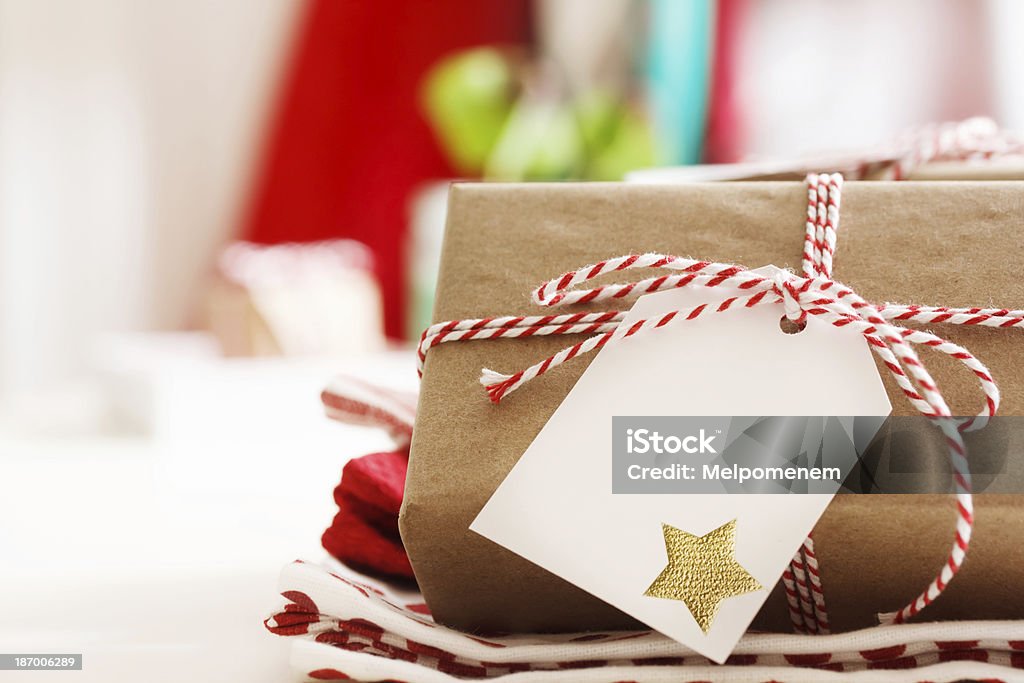 Realizzata a mano con tag presenti scatole - Foto stock royalty-free di Etichetta