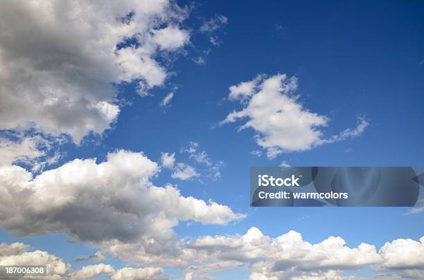 Piękne Niebo I Ładny Krajobraz Z Chmurami - zdjęcia stockowe i więcej obrazów Bez ludzi - Bez ludzi, Chmura, Dramatyczne niebo