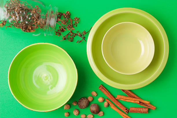 verde bowl y las especias de las comidas - bowl kitchenware department nested green fotografías e imágenes de stock