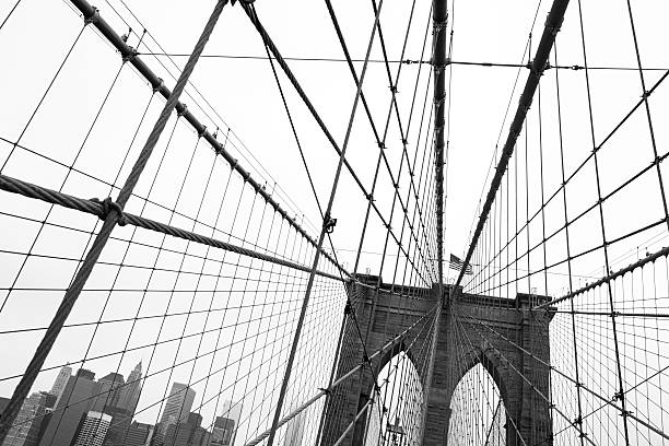 очертания манхаттана несмотря на то, что проводники бруклинский мост - brooklyn bridge new york city angle brooklyn стоковые фото и изображения