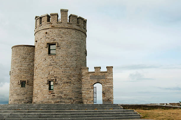 o "brien tower на скалы мохер-ирландия - o`brien`s tower стоковые фото и изображения