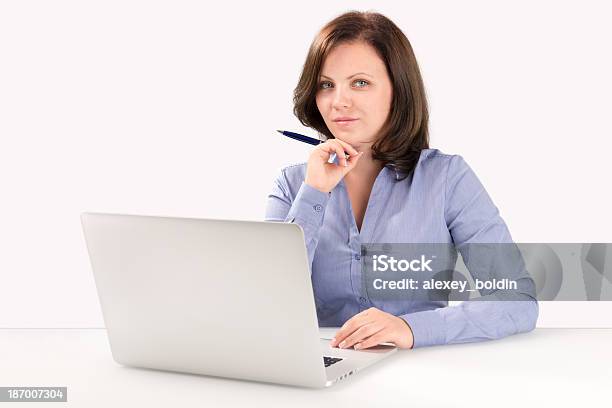Businessfrau Sitzt An Der Vorderseite Des Laptop Stockfoto und mehr Bilder von Aluminium - Aluminium, Arbeiten, Attraktive Frau