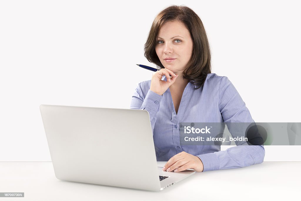 Negócios mulher sentada na frente do laptop - Foto de stock de Aberto royalty-free