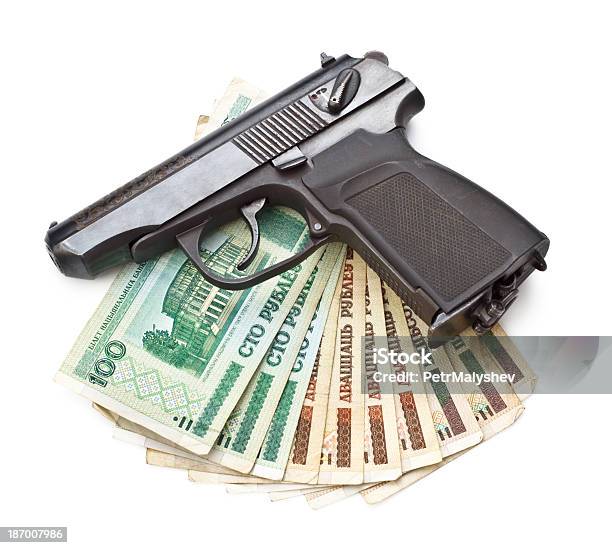 Arma E Dinheiro - Fotografias de stock e mais imagens de Amontoar - Amontoar, Arma de Fogo, Armamento