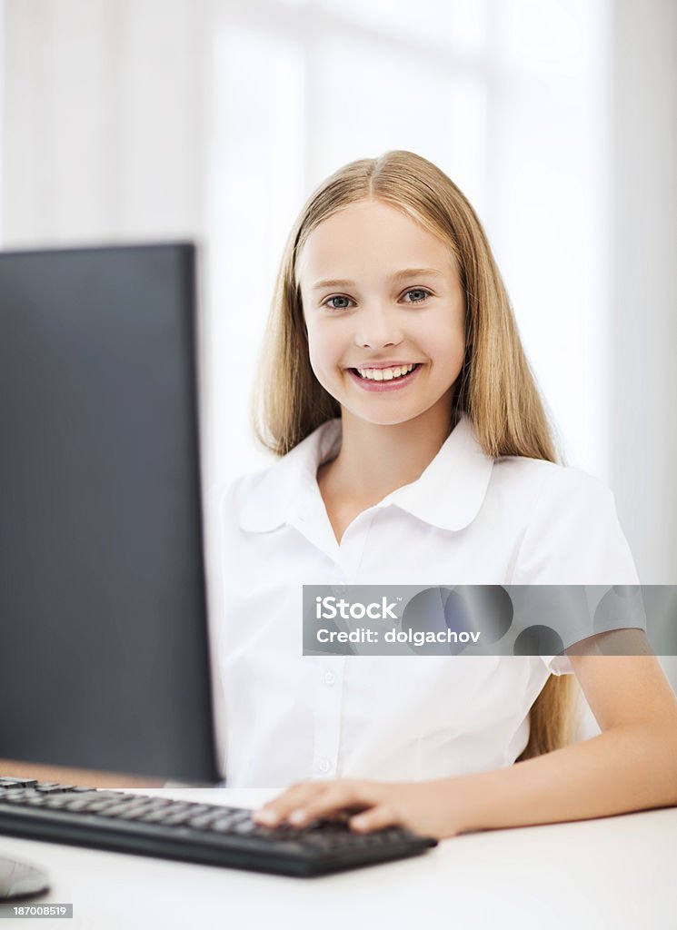 Studente ragazza con computer a scuola - Foto stock royalty-free di Allievo