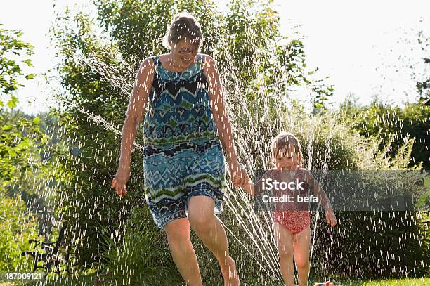 Giocando Con Grandaughter - Fotografie stock e altre immagini di Annaffiatore - Annaffiatore, Terza età, Correre