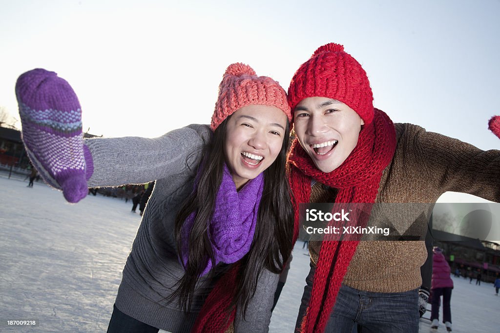 Молодая пара на каток - Стоковые фото Зима роялти-фри