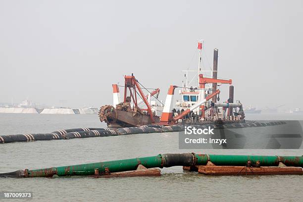 Treibender Sand Pipe Auf Das Meer Stockfoto und mehr Bilder von Ausrüstung und Geräte - Ausrüstung und Geräte, Baugewerbe, Baumaschine