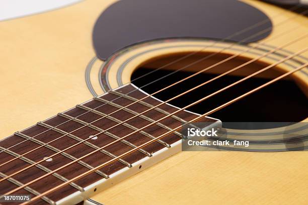 Foto de Detalhe Da Guitarra Clássica Corda Com Profundidade De Campo Rasa e mais fotos de stock de Aço