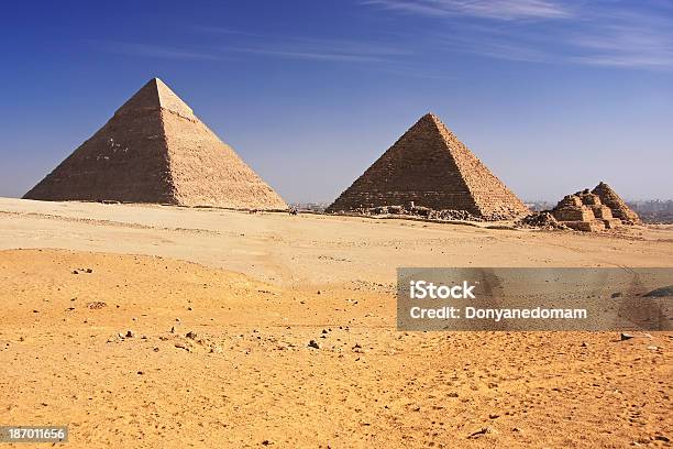 Grandes Pirámides De Giza El Cairo Foto de stock y más banco de imágenes de Antiguo - Antiguo, Arena, Arqueología