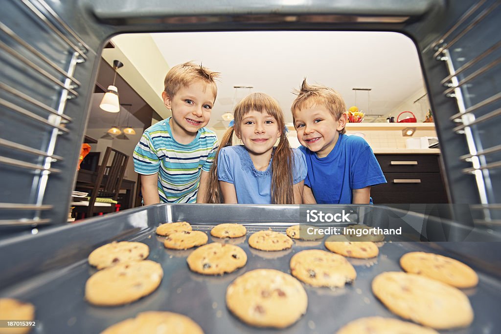 Dzieci czeka na pliki cookie - Zbiór zdjęć royalty-free (Piec - Kuchenka)