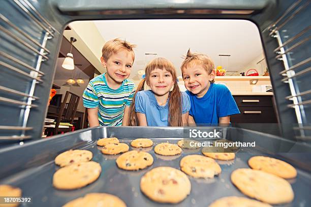 Dzieci Czeka Na Pliki Cookie - zdjęcia stockowe i więcej obrazów Piec - Kuchenka - Piec - Kuchenka, W domu, Wnętrze