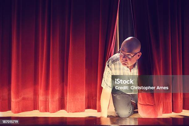 Mann Spähen Durch Rote Bühne Vorhänge Stockfoto und mehr Bilder von Schulspiel - Schulspiel, Abwarten, Beleuchtet
