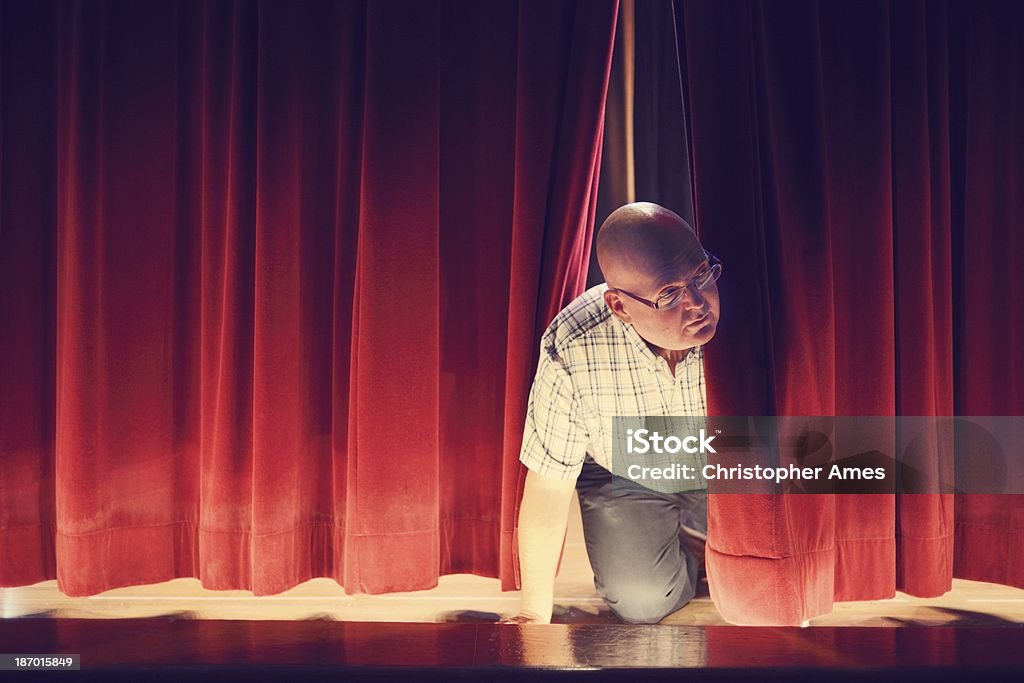 Homem espreitar através de vermelho cortinas de Palco - Royalty-free Cortina Foto de stock