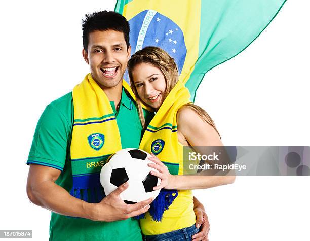 Foto de Feliz Par De Fãs Pronto Para Partidas De Futebol Brasileiro e mais fotos de stock de 2014