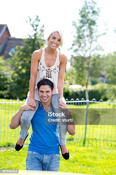 Junges Paar Im Park Stockfoto und mehr Bilder von Auf den Schultern - Auf den Schultern, Baum, Blick in die Kamera