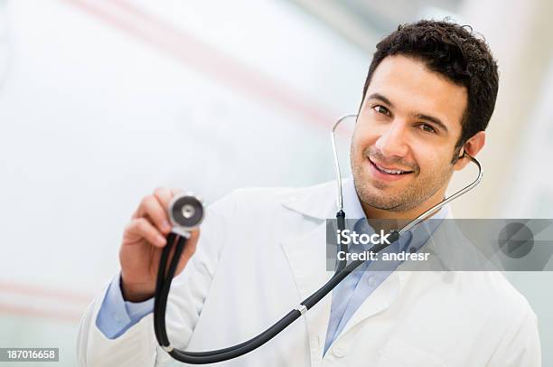 あるハンサムな男性医師 - クローズアップのストックフォトや画像を多数ご用意 - クローズアップ, フォーマルウェア, ヘルスケアと医療