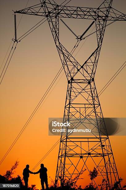 Foto de Linhas De Energia E Aperto De Mão e mais fotos de stock de Eletricidade - Eletricidade, Empreiteira, Geração de Combustível e Energia
