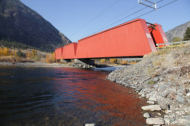 rzeka similkameen i historycznych czerwony most w keremeos, b.c., kanada. - similkameen river zdjęcia i obrazy z banku zdjęć