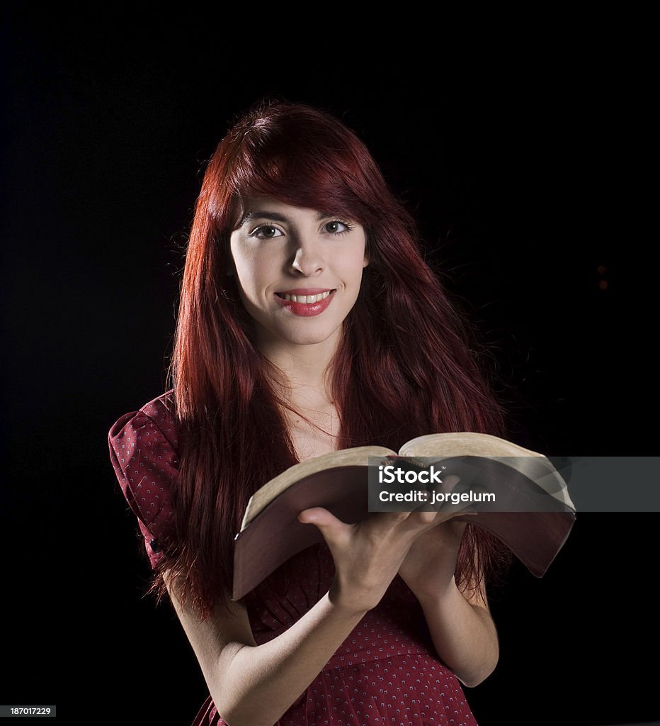 Teenage girl reading her Biblia - Foto de stock de Adorador libre de derechos