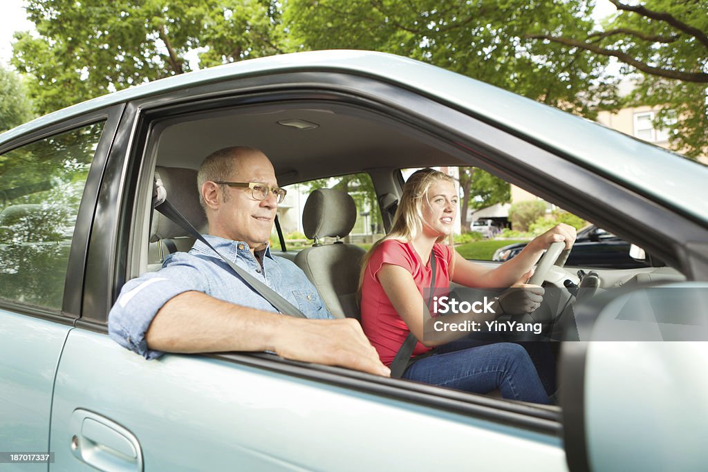 Joven con padres Teen Driver de motor - Foto de stock de 16-17 años libre de derechos