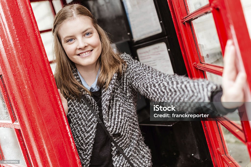 Adolescente en una cabina de teléfono en Londres - Foto de stock de 20 a 29 años libre de derechos