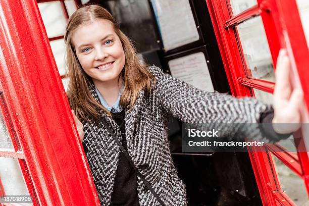 Adolescente En Una Cabina De Teléfono En Londres Foto de stock y más banco de imágenes de 20 a 29 años - 20 a 29 años, Adolescencia, Adolescente