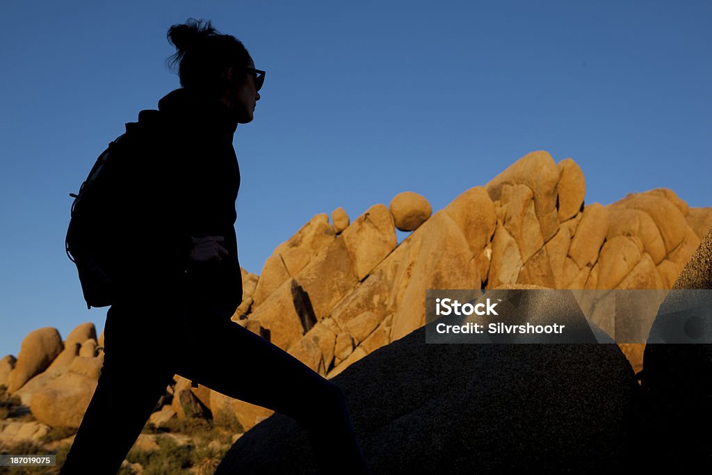 Kobieta wędrówki z plecakiem w Park Narodowy Joshua Tree - Zbiór zdjęć royalty-free (Dorosły)