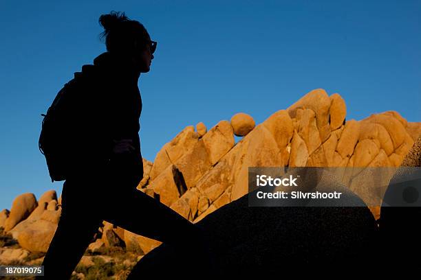 Kobieta Wędrówki Z Plecakiem W Park Narodowy Joshua Tree - zdjęcia stockowe i więcej obrazów Dorosły