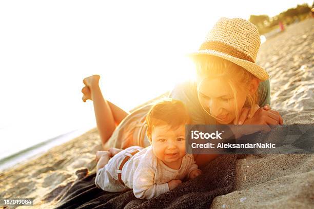 Foto de Retrato De Mãe E Filho No Verão e mais fotos de stock de Adulto - Adulto, Alegria, Amor