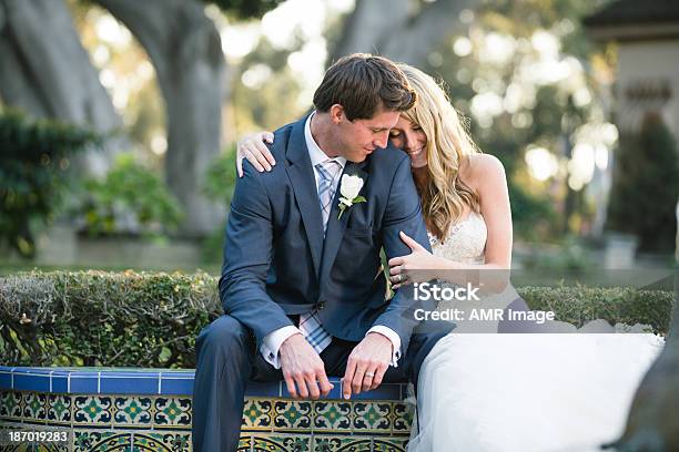 Pareja De Novios Foto de stock y más banco de imágenes de Abrazar - Abrazar, Adulto, Amistad