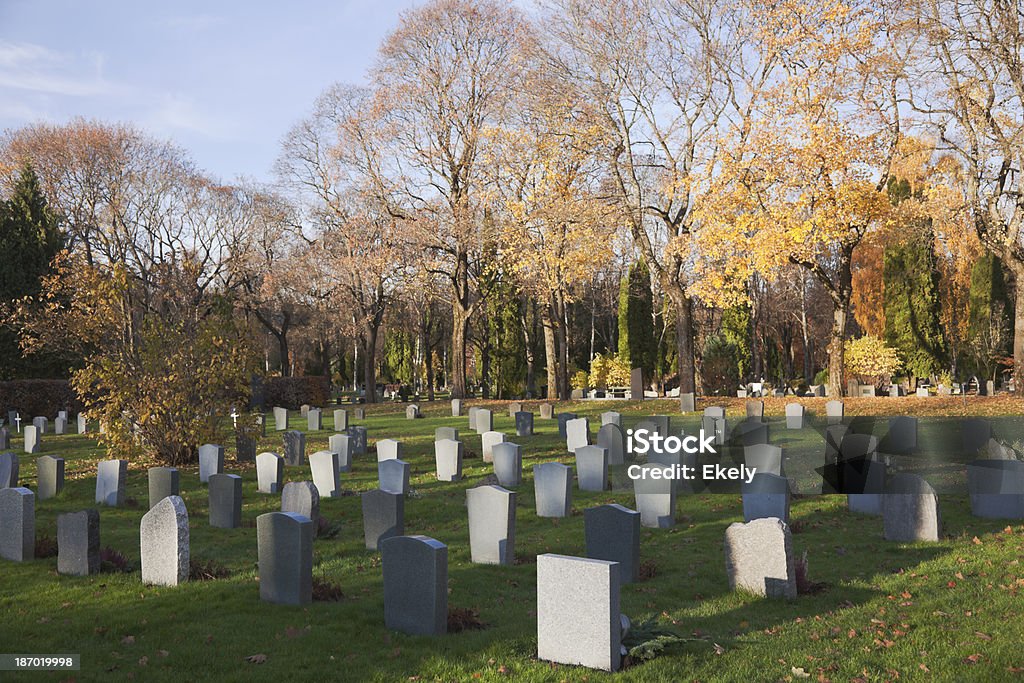 Cementerio en otoño. - Foto de stock de Cementerio libre de derechos