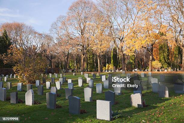 Cementerio En Otoño Foto de stock y más banco de imágenes de Cementerio - Cementerio, Cristianismo, Cruz - Forma