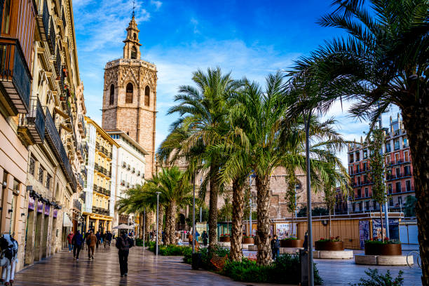 bell tower of the valencia cathedral (el miguelete o torre del micalet) - otono imagens e fotografias de stock