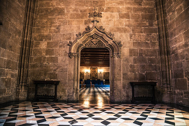 la lonja валенсия — вход в зал - arch corridor column stone стоковые фото и изображения