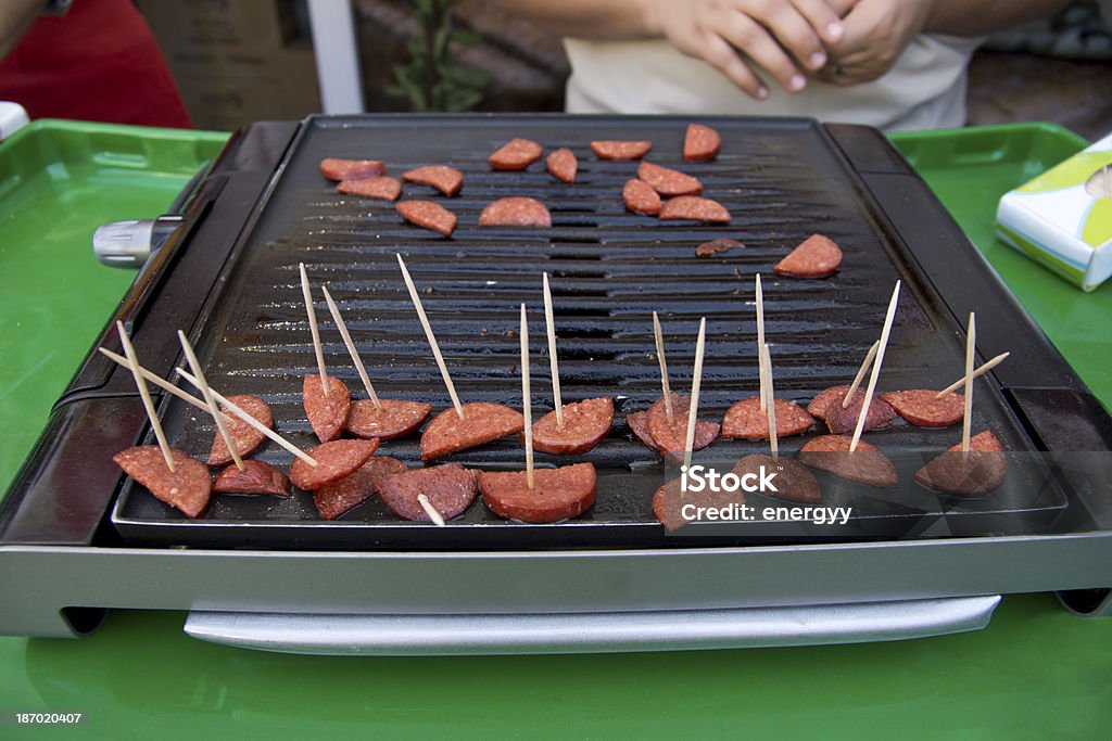 Gens savourant des saucisses - Photo de Viande libre de droits